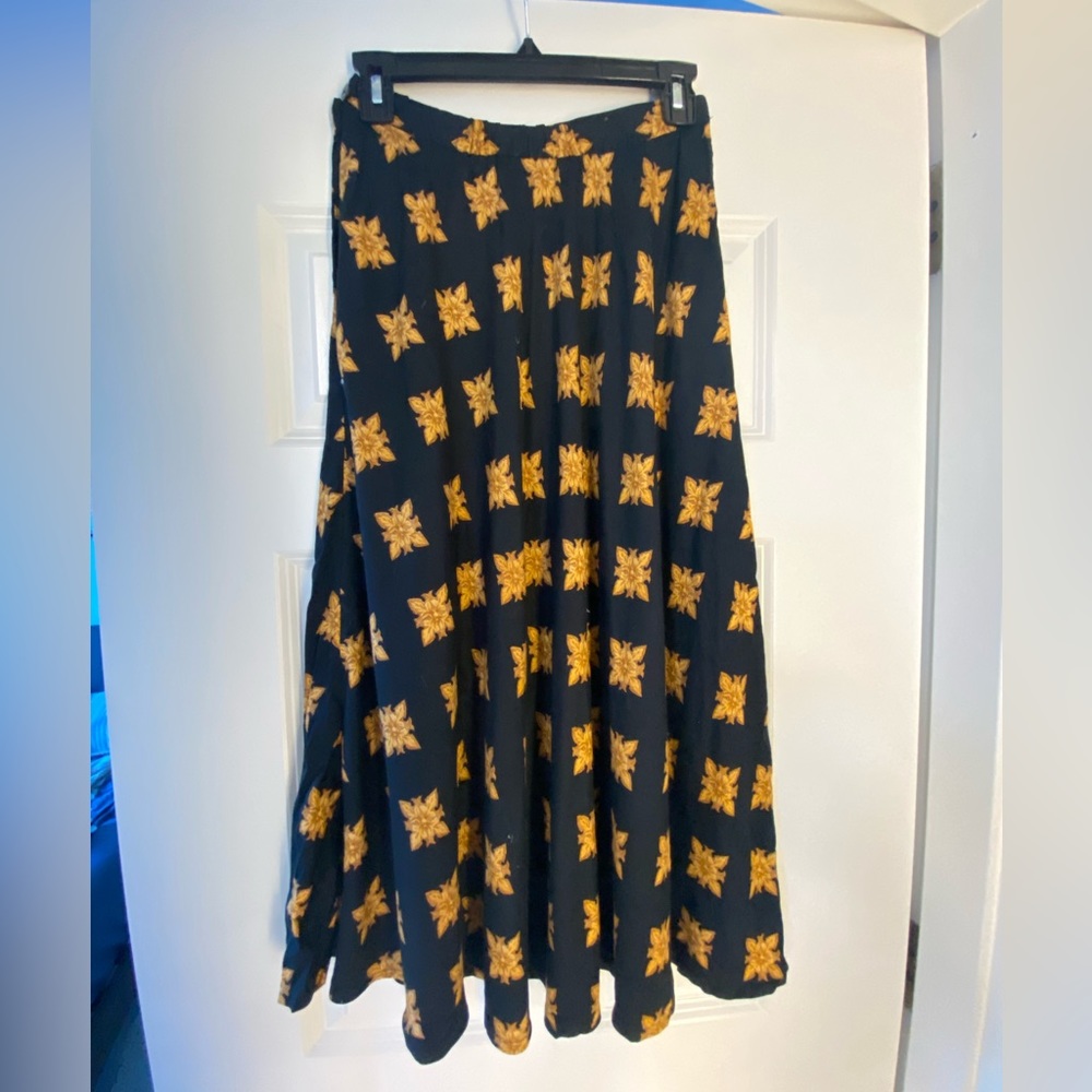 Vintage print flowy maxi skirt size 6 (RUNS SMALL)